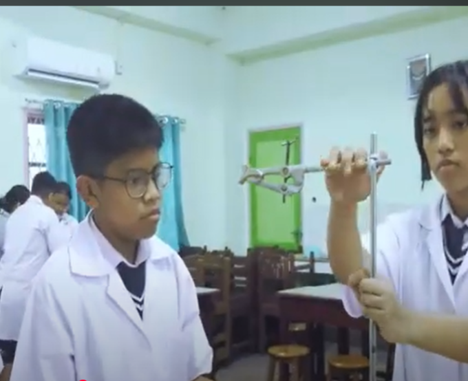 Menjelajahi Keajaiban Sains: Eksperimen Seru di Laboratorium Sekolah Kami!