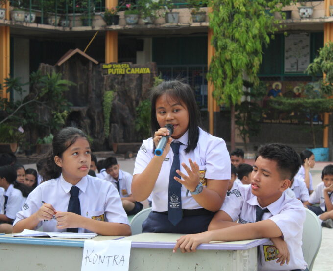 Membangun Keterampilan Soft: Kompetisi Debat dan Public Speaking untuk Siswa